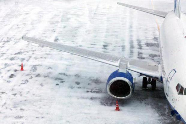 بارش برف در مهرآباد پروازهای قشم - تهران را به تاخیر انداخت