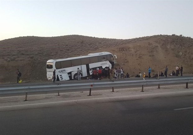 سانحه اتوبوس مسافربری در آزادراه قم - تهران، 2 مجروح برجای گذاشت