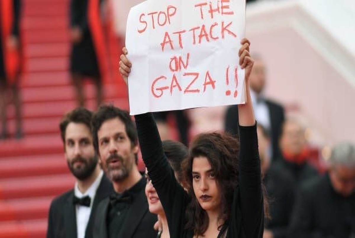 حمایت جالب خانم بازیگر از مردم غزه بر روی فرش قرمز + عکس