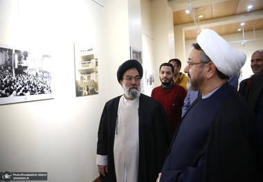 بازدید رئیس موسسه تنظیم و نشر آثار امام خمینی (س) از نمایشگاه عکس «امام دل‌ها‎» و گذر فرهنگی هفته بر آستان آفتاب 