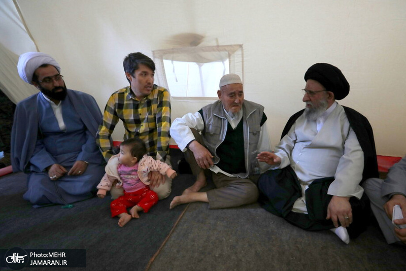 حضور آیت الله نورمفیدی در  محل اسکان موقت سیل زدگان
