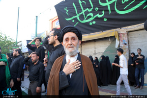 پیاده روی آیت الله العظمی وحید خراسانی به سمت حرم حضرت معصومه(س)