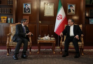 گروسی در ژنو به دیدار عراقچی رفت + فیلم