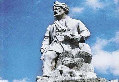 مجسمه فردوسی را نیمه‌کاره شستند!

