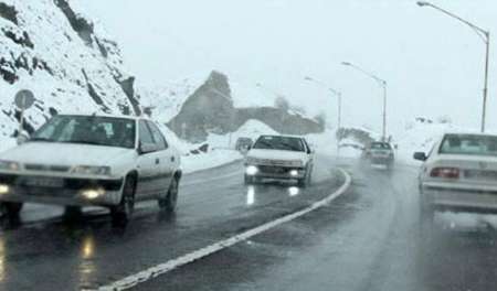 بارش برف و لغزندگی در جاده چالوس  رانندگان احتیاط کنند