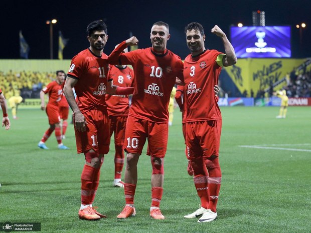 ویدیوی لحظه اهدای جام قهرمانی به بازیکنان تراکتور