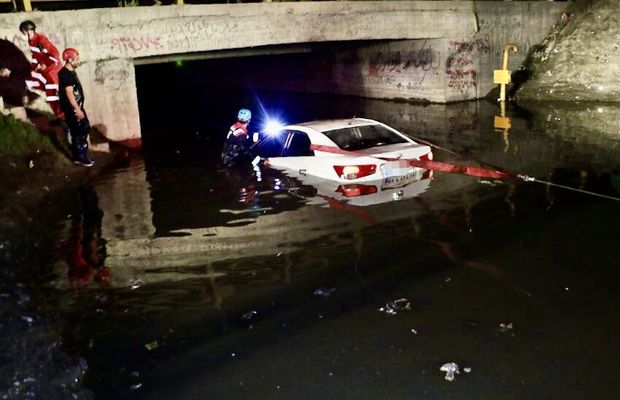 سرنشینان خودرو گرفتار در سیلاب جاده گلبهار نجات یافتند