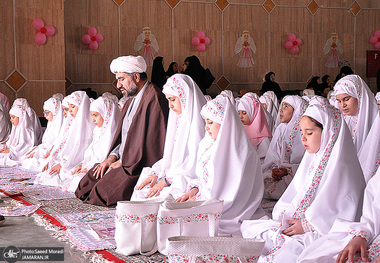 جشن عبادت جمعی از دانش آموزان منطقه 19 شهر تهران در جوار حرم امام خمینی(س)