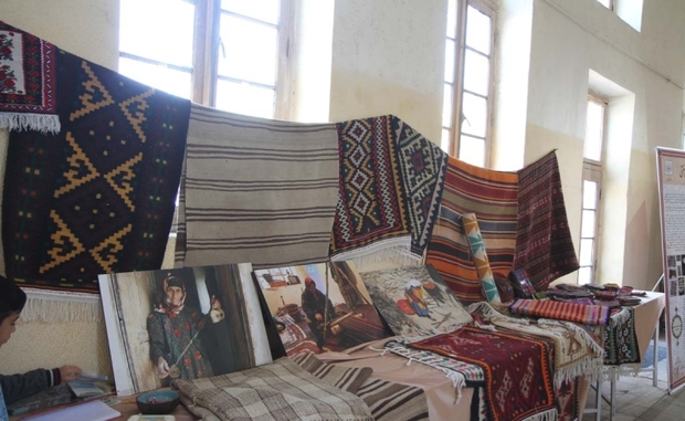 نمایشگاه دست بافته های سنتی قزوین تمدید شد