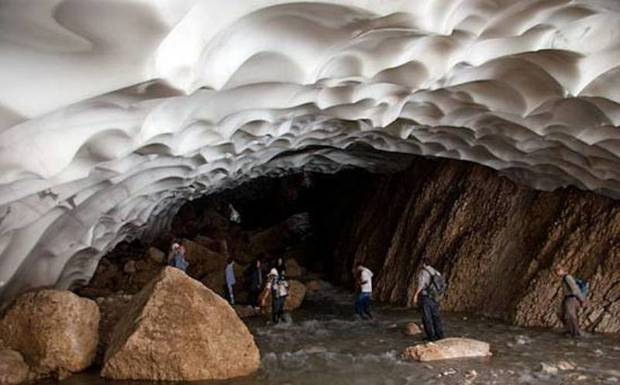 یک نفر در حادثه ریزش غار یخی «چما» کوهرنگ جان باخت