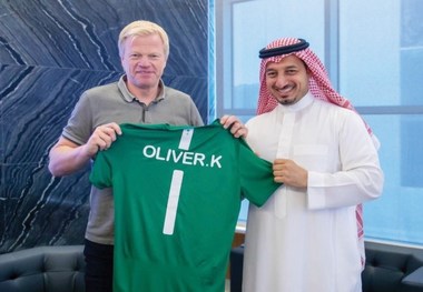 اهدای پیراهن تیم ملی فوتبال عربستان به اولیور کان + عکس
