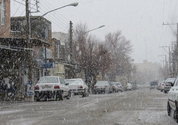 جاده های غرب استان لغزنده است  امداد رسانی به 16 گرفتار در برف