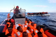نجات بیش از ۲۱۰۰ مهاجر در دریای مدیترانه