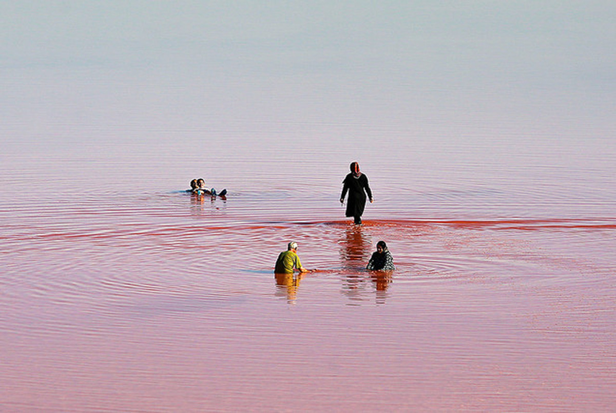 چرا دریاچه ارومیه قرمز شد؟