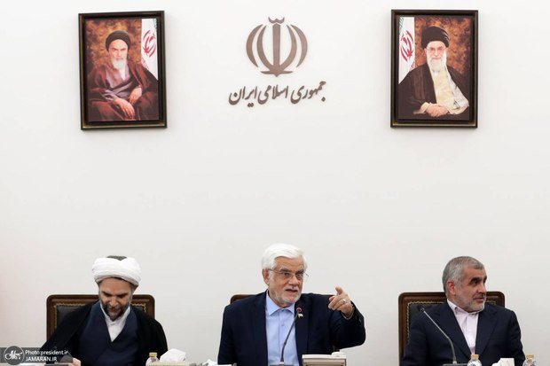 جلسه ستاد هماهنگی مبارزه با مفاسد اقتصادی به ریاست معاون اول رئیس‌جمهور/ عارف: جامعه نسبت به مسئله فساد حساس است/ به جای رسیدگی به مسائل جزئی باید به سمت ریشه‌کن کردن مفاسد اقتصادی حرکت کنیم