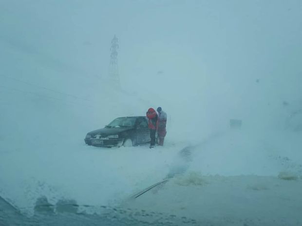 آمادگی امدادگران هلال احمر اردبیل برای کمک به رانندگان و مسافران در برف و کولاک