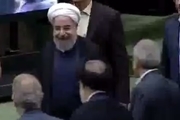 لحظه ورود روحانی به صحن علنی مجلس برای دفاع پایانی از وزرای پیشنهادی