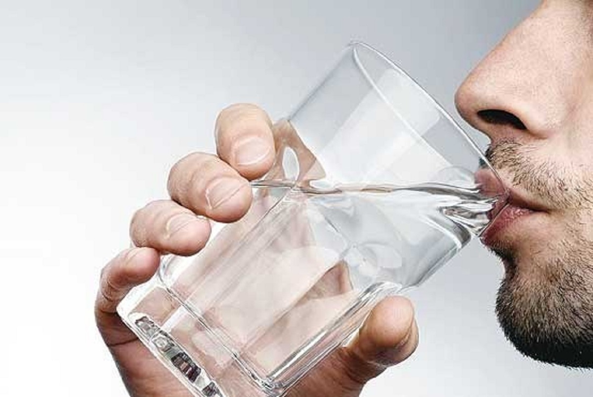 
بالاخره نوشیدن آب، همراه غذا مضر است یا خیر؟