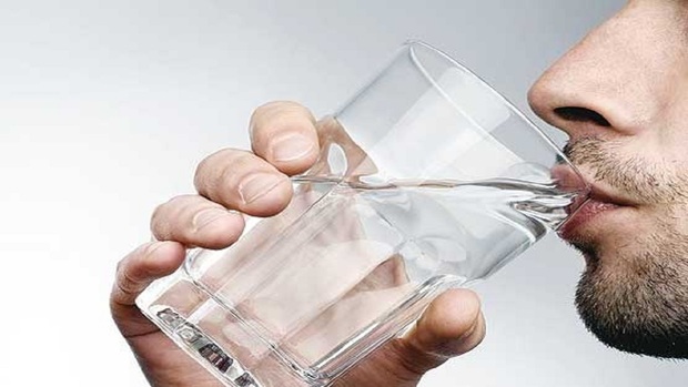 
بالاخره نوشیدن آب، همراه غذا مضر است یا خیر؟