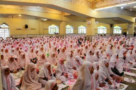 دو رکعت نماز شکرانه در جشن تکلیف هزار دانش آموز انزلی