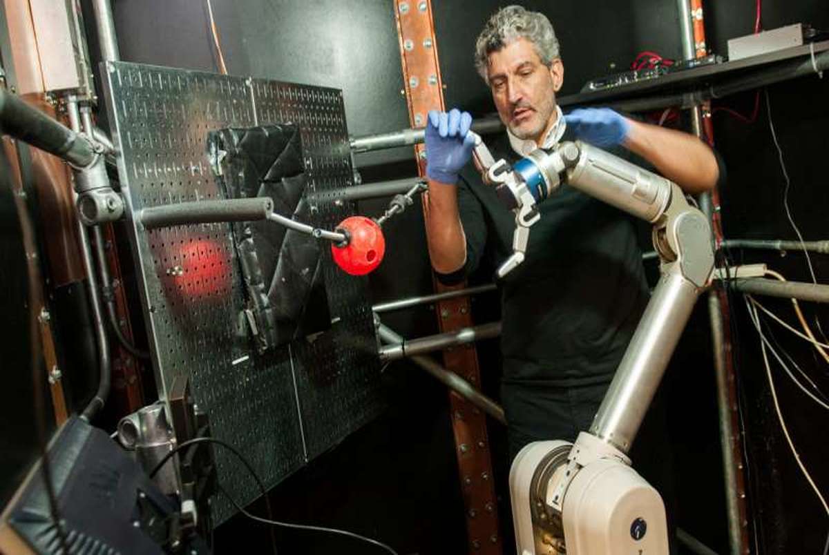 قطع عضوها می‌توانند با ذهن‌، دست رباتیک را کنترل کنند