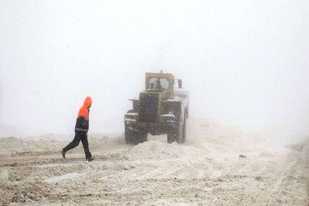 جریان بارش برف همراه با کولاک در جاده‌های زنجان