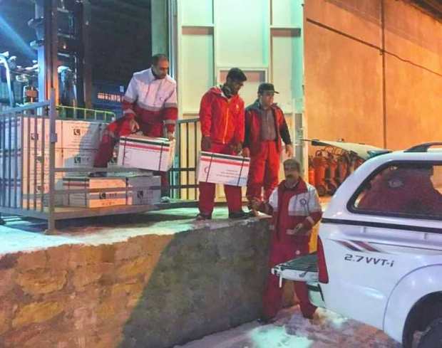 هلال احمر اسدآباد به مسافران گرفتار در برف امداد رسانی کرد