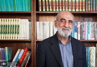 حسین شریعتمداری: تابلوهای این پیچ را خمینی و خامنه‌ای نصب کرده‌اند