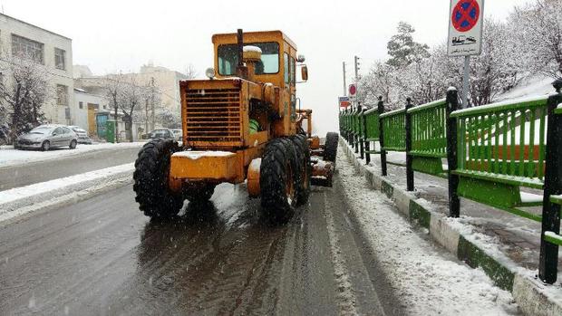 بیش از 130 دستگاه خودرو برف روب در شهر مشهد مستقر شد