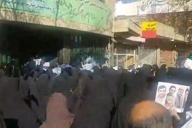 گروهی از زنان ساکن شرق اصفهان  مقابل دفتر امام جمعه حضور یافتند