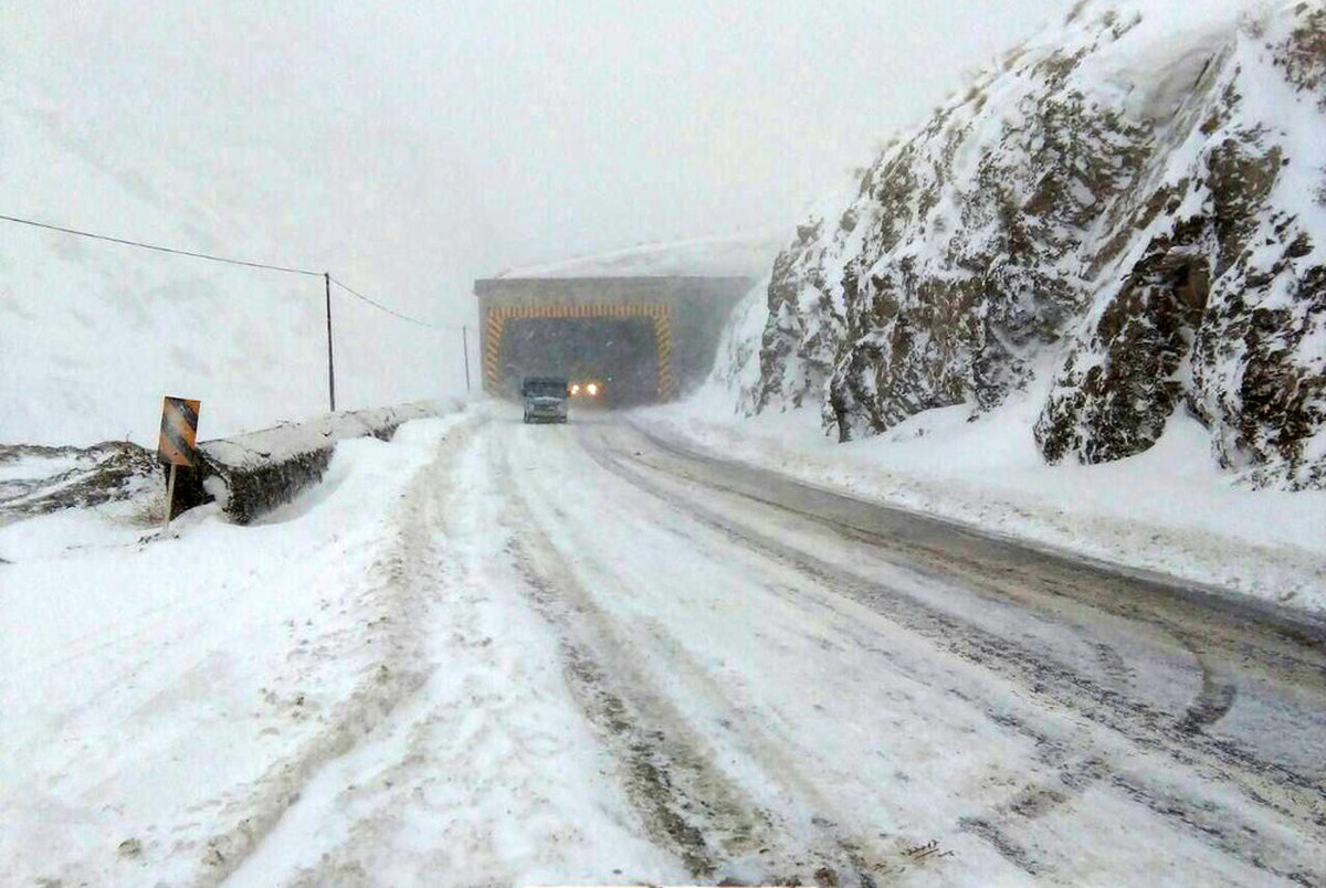 بارش برف و ترافیک سنگین در محور کرج – چالوس