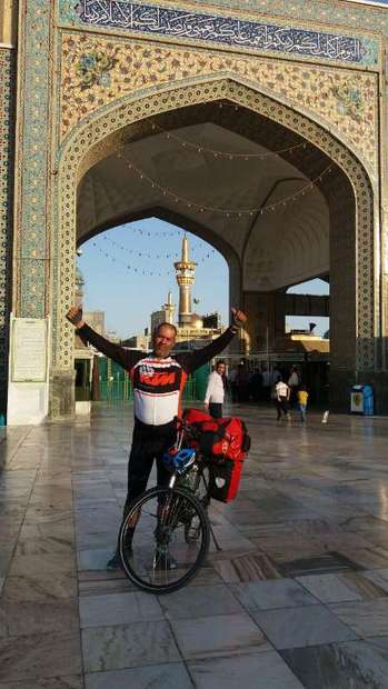 دوچرخه سوار همدانی پس از 1400 کیلومتر رکاب زدن به حرم مطهر رضوی مشرف شد