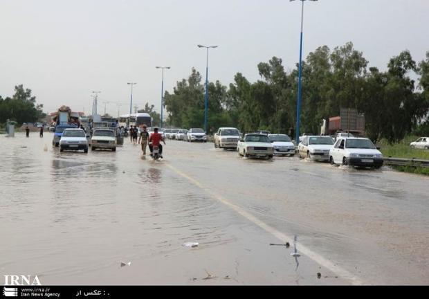 سیلاب بخشی از جاده اهواز - آبادان را فرا گرفت