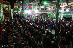 آیین سنتی نخل گردانی و عزاداری ظهر عاشورا در تکیه بزرگ تجریش