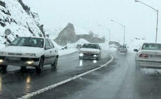 بارش برف تردد در محورهای کوهستانی مازندران را کند کرد