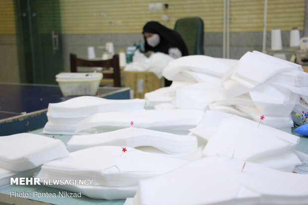 داوطلبان هلال مازندران ۲۰۰ هزار عدد ماسک تولید کردند