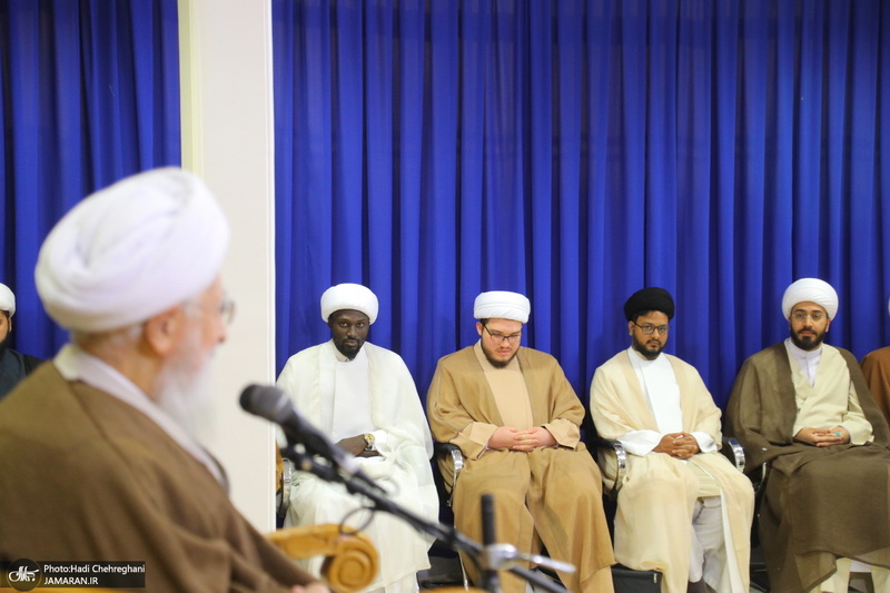 عمامه گذاری طلاب توسط مراجع اعظام تقلید در روز میلاد امام علی (ع)‎