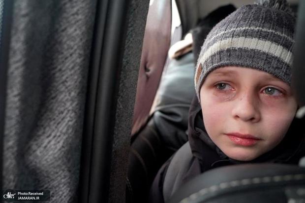 اشک های پسر بچه اوکراینی که از پدرش جدا شد + فیلم