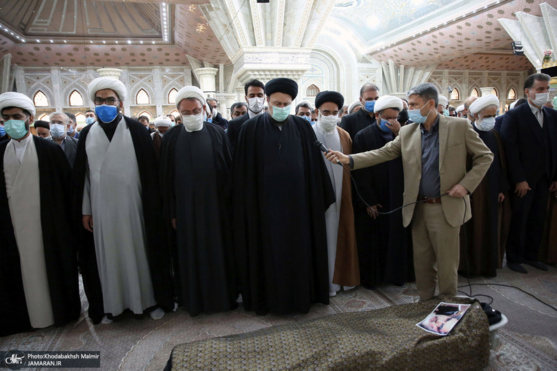 اقامه نماز بر پیکر مرحوم حاج محمد کمساری توسط سید حسن خمینی