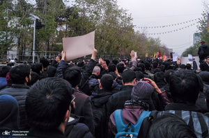 تجمع دانشجویان دانشگاه تهران در اعتراض به جنایت اخیر آمریکا و شهادت سردار سلیمانی