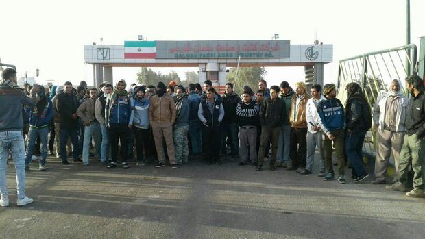 اعتراض جمعی از جوانان شهرستان کارون دراعتراض به استخدام ها در نیشکر سلمان فارسی
