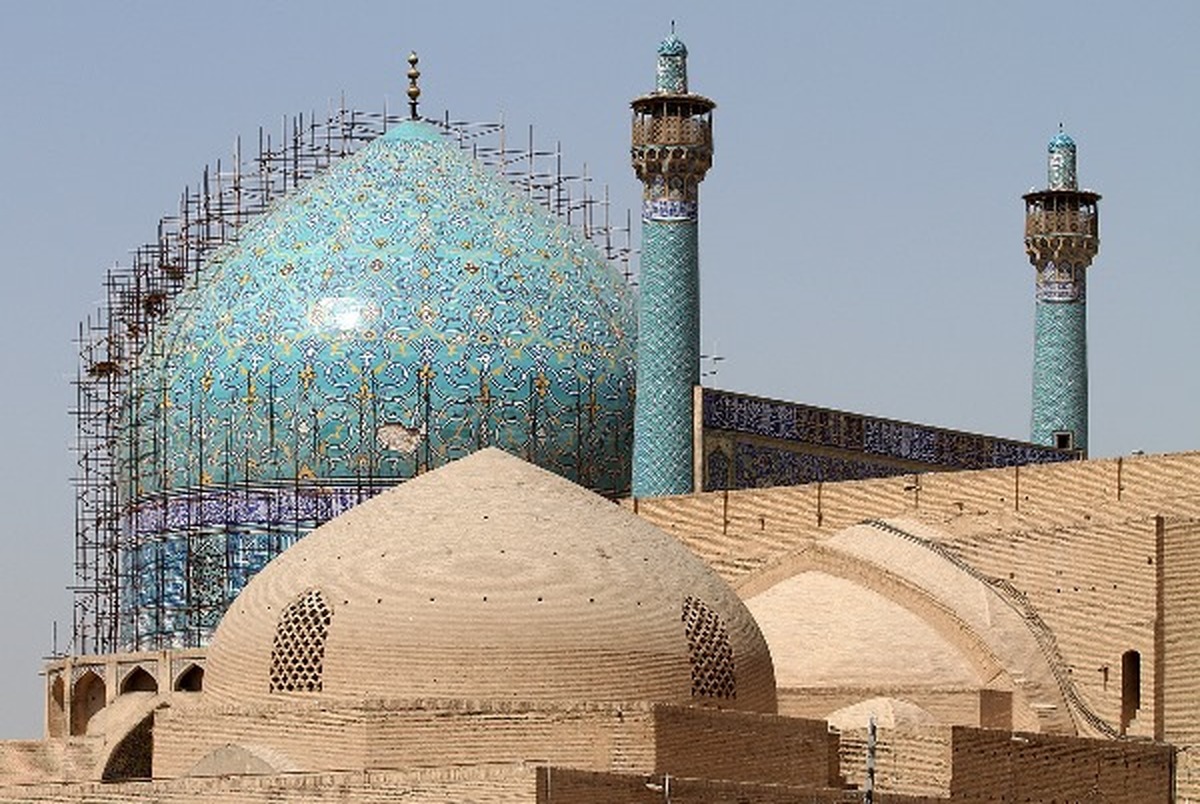 کاشی‌های مسجد امام اصفهان به دلیل فرسودگی ریخته است/ عکس