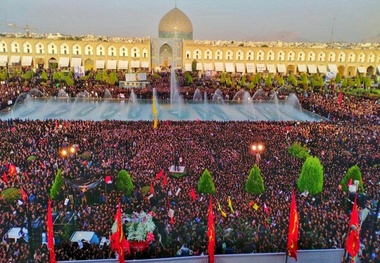 پیکر شهید محسن حججی در آغوش مردم اصفهان قرار گرفت