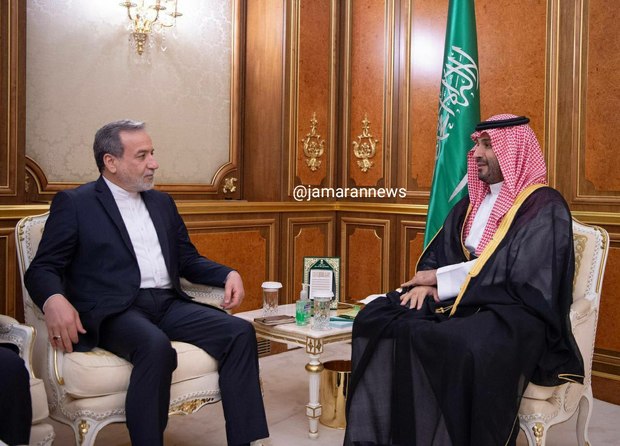 محمد بن سلمان به عراقچی: رهبری عربستان مصمم به توسعه روابط با ایران در همه عرصه‌هاست