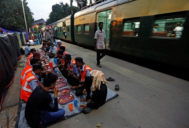 سفره افطار کارگران مسلمان هند در ایستگاه قطار کلکته+ عکس