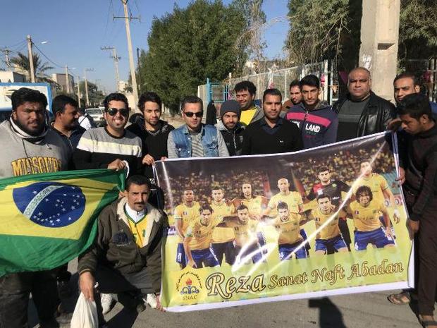 جمعی از آبادانی ها خواستار حمایت از تیم فوتبال صنعت نفت شدند