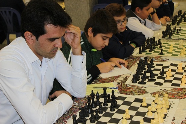 مسابقه همزمان 100 شطرنج باز با احسان قائم مقامی در اندیمشک