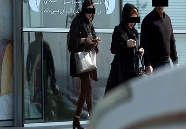 نظارت پلیس بر واحدهای صنفی و برخورد با بدحجابی و فروش مانتوهای شیشه ای
