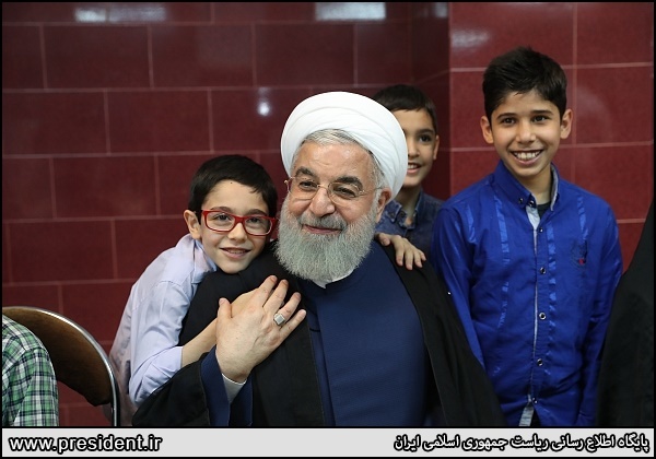 دیدار کودکان با رئیس‌جمهور روحانی + عکس