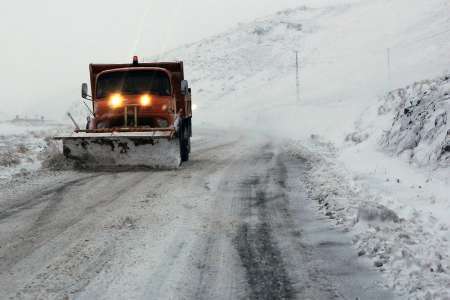یک مسئول: گردنه اسدآباد با وجود ریزش برف سنگین و کولاک باز است  ارتفاع برف 50 سانتی متر